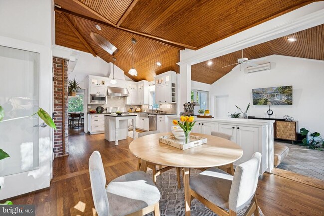 Building Photo - 6 Spring Hill Ct