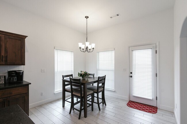 Building Photo - Like New Beautiful 3/2 Home in Gentry