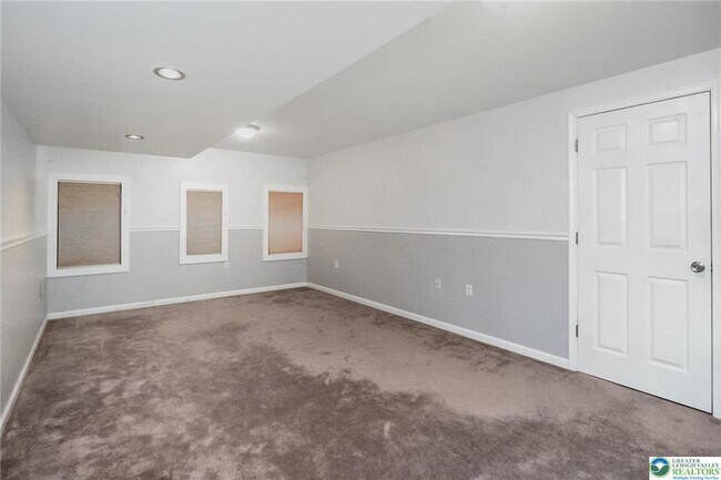 Building Photo - 537 Kemmerer Ln