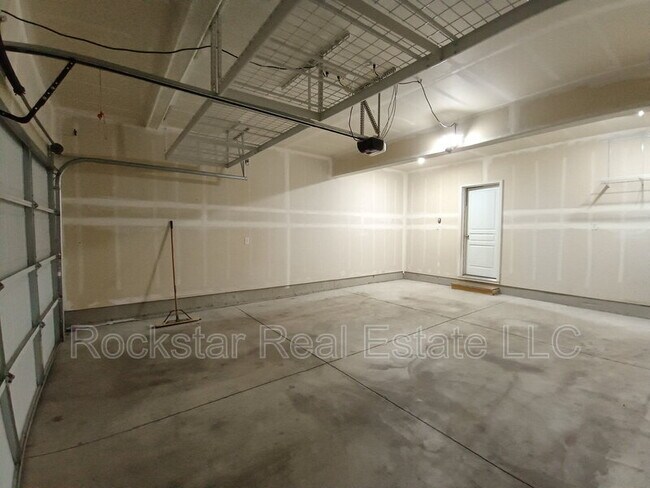 Building Photo - 1315 N Rogue River St