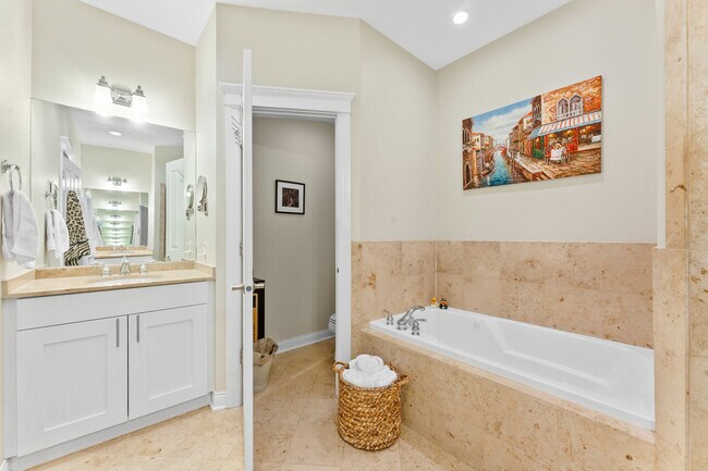 Building Photo - 3056 N Clybourn Ave