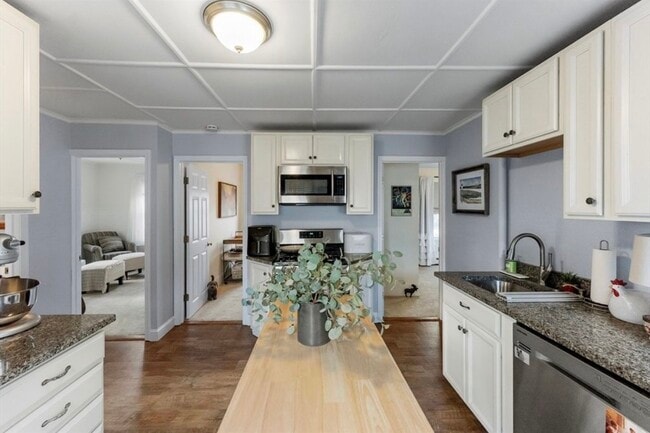 Building Photo - 8 Peck Ave