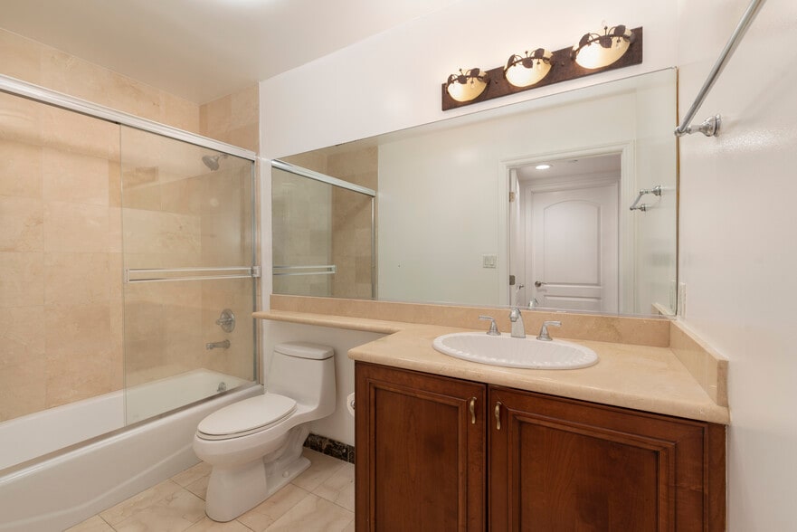 Full Bath - 123 S Clark Dr