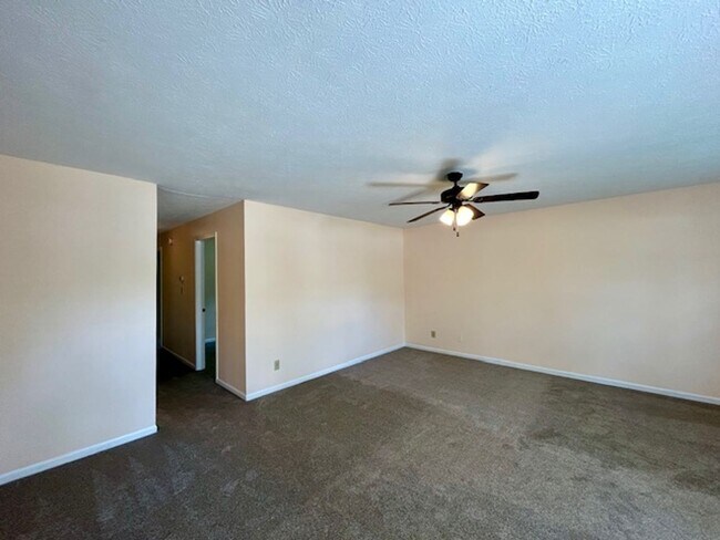 Building Photo - Charming 3-Bedroom Ranch on Quiet Cul-de-S...