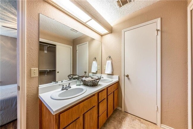 Building Photo - 3010 Red Bay Dr