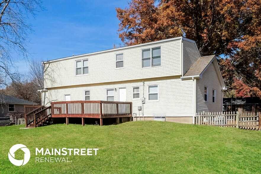 Building Photo - 403 E 9th St