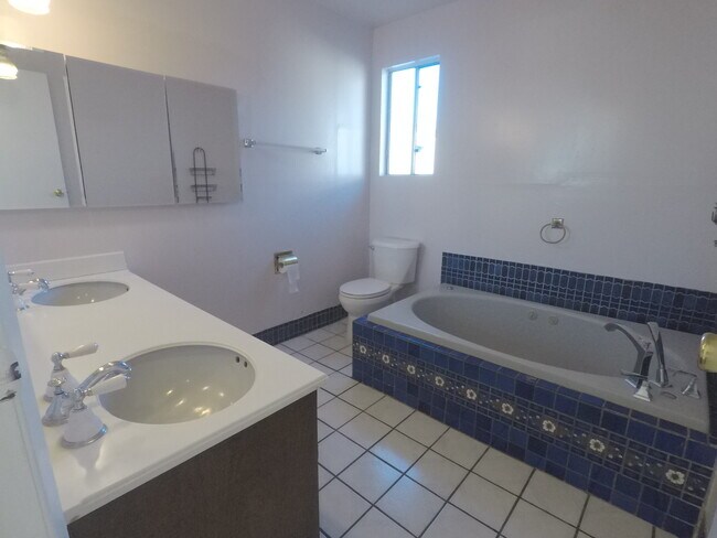 Building Photo - 4138 Commonwealth Ave