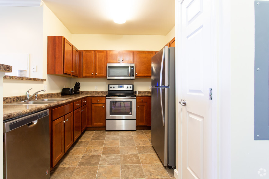 2BR, 2BA - 1098 - Hamilton Green