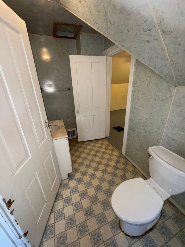 Building Photo - 420 W College St