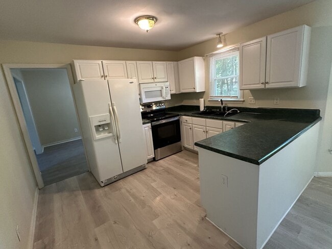 Building Photo - For Rent: Charming 4-Bedroom Colonial in C...