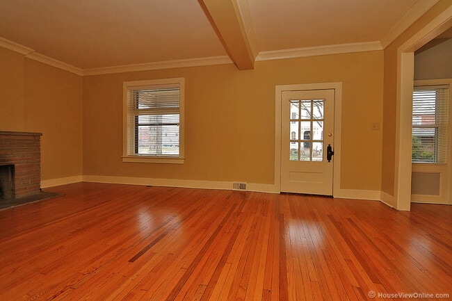 Building Photo - Three Story House Close to SEMO - June 2026- May 2027 Lease