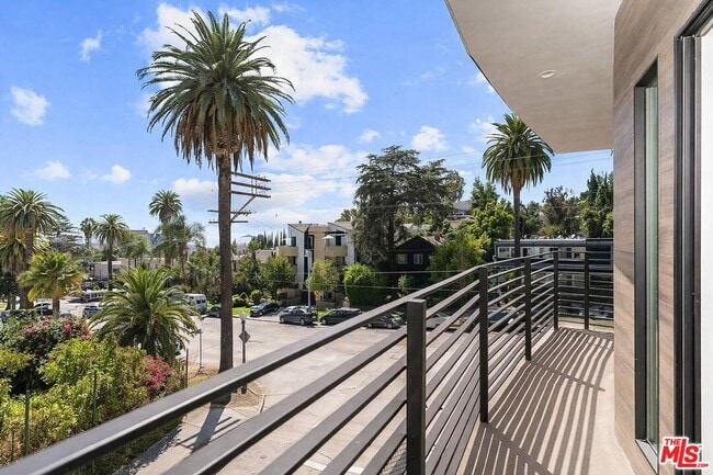 Building Photo - 2115 Beachwood Terrace