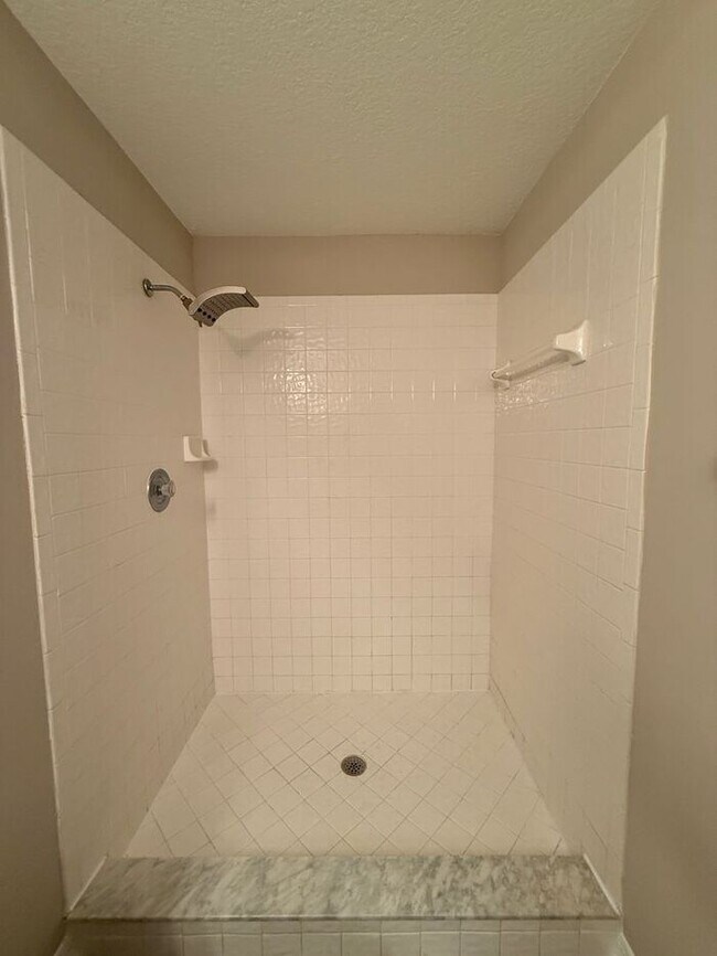 Building Photo - LARGE AND SPACIOUS 4/3 HOME IN EAST ORLANDO WEDGEFIED COMMUNITY