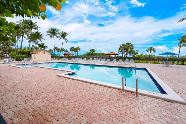 Building Photo - 2555 Collins Ave