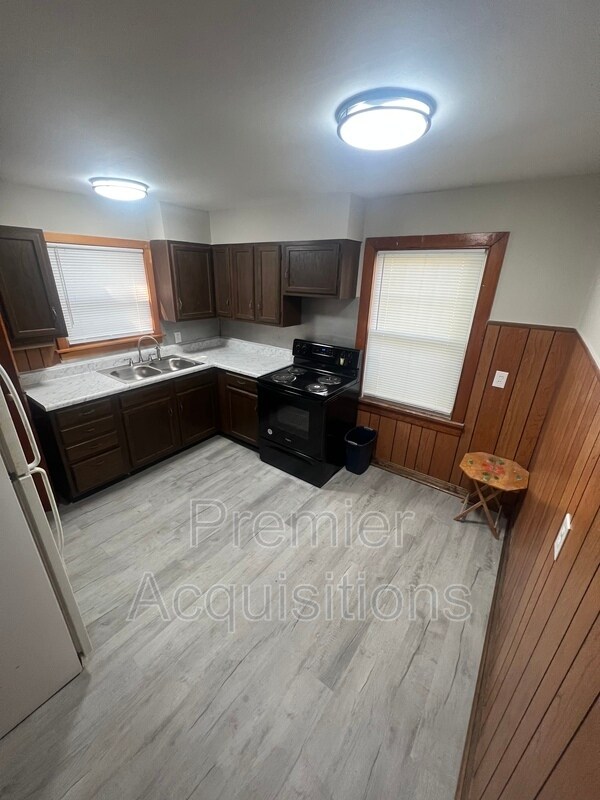 Building Photo - 126 E 3rd St