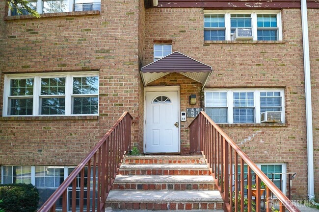 Building Photo - 18 College Dr