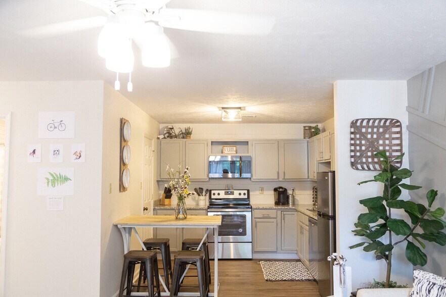 Kitchen - 115 E Glenwood Ave