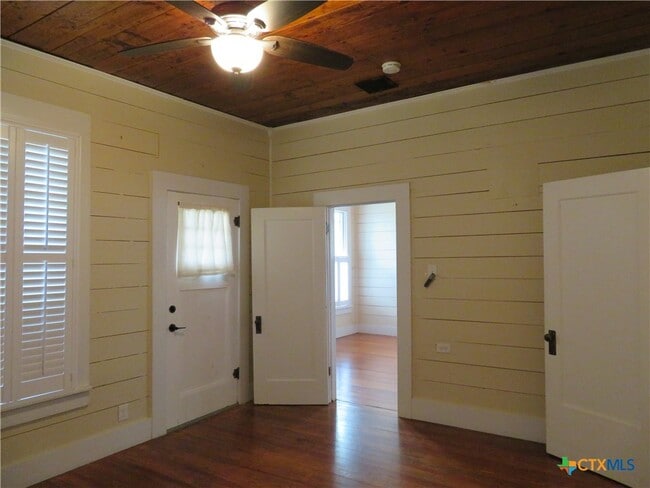 Building Photo - 610 E Krezdorn St