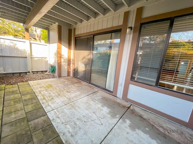 Building Photo - Cozy 2 Bedroom Ground Level Condo In The Highly Desirable New Park Village Community in Newark