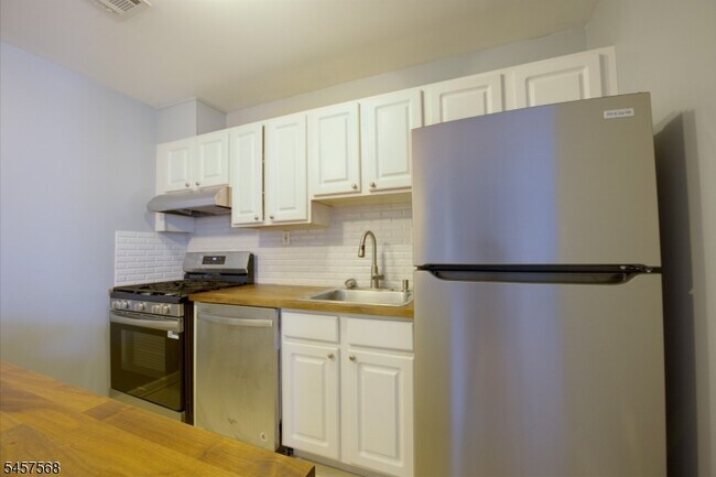 Building Photo - 372 Bramhall Ave