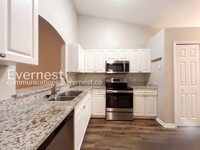 Building Photo - 3435 Village Green Ct