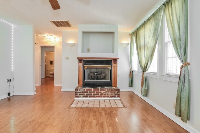 Building Photo - Charming 2 Bed/2 Bath Home in Greensboro, ...