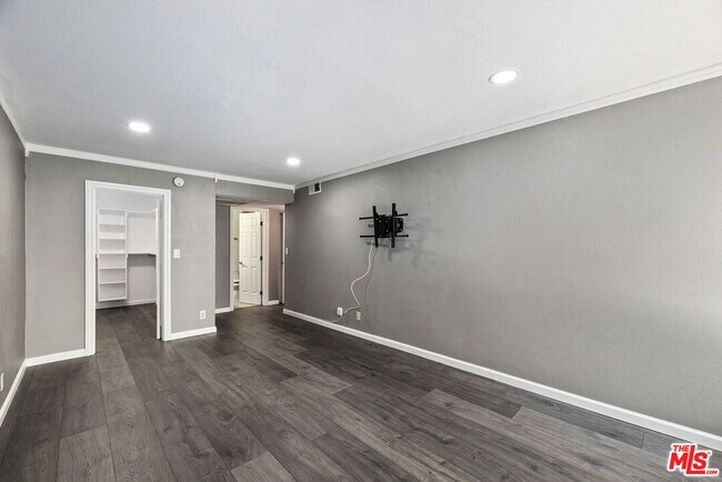 Building Photo - 1340 S Beverly Glen Blvd