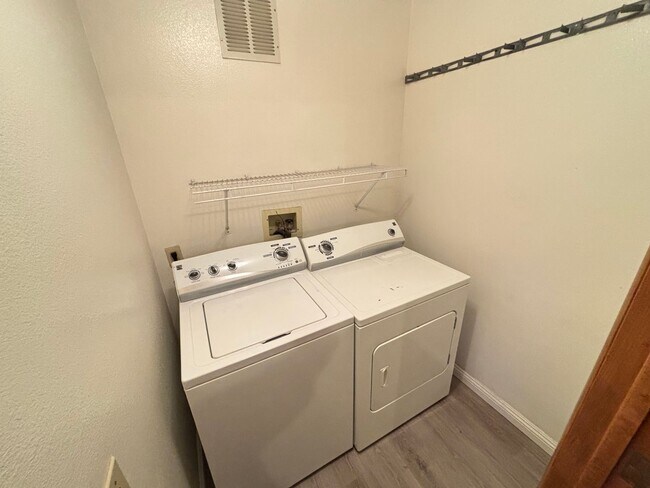 Building Photo - Gorgeous condo is a spacious 2Bed/2Bath un...