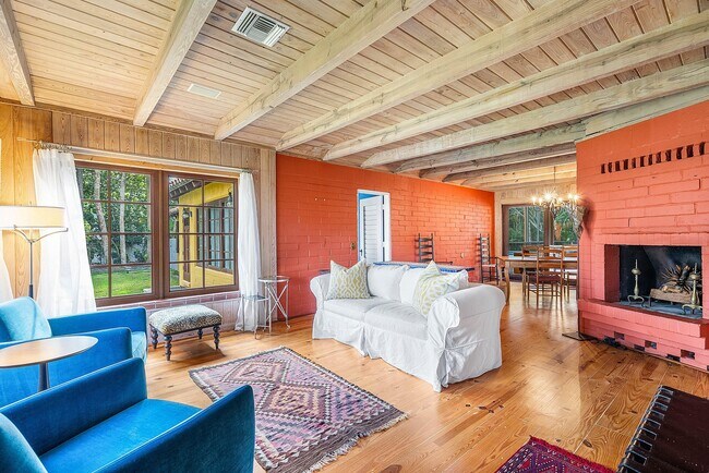 Building Photo - 334 Palm Trail