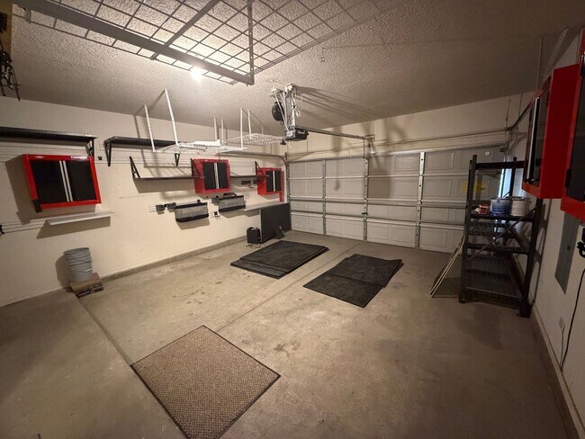 Building Photo - 3-Bedroom House!