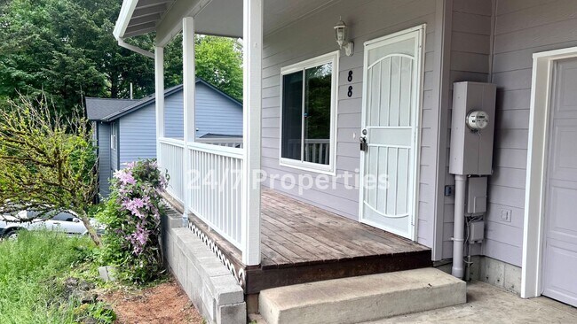 Building Photo - Spacious 3BD I 2.5BA Duplex Near the Yamhi...