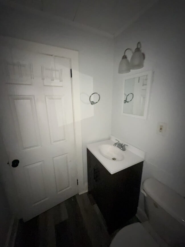 Building Photo - 2 Bedroom 1 Bathroom