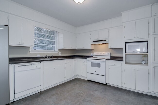 Building Photo - Updated 3 Bed 2 Bath off Columbia Rd