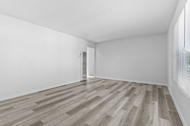 Interior Photo - 1050 Gaviota Avenue