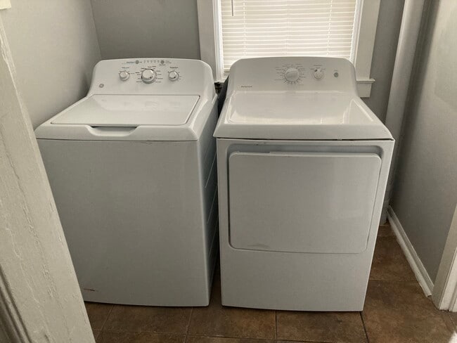 Building Photo - 3327 Wyandotte St