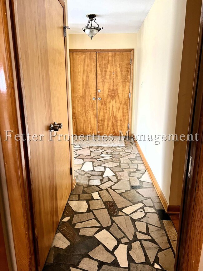 Building Photo - Riverfront Living with Mid-Century Flair