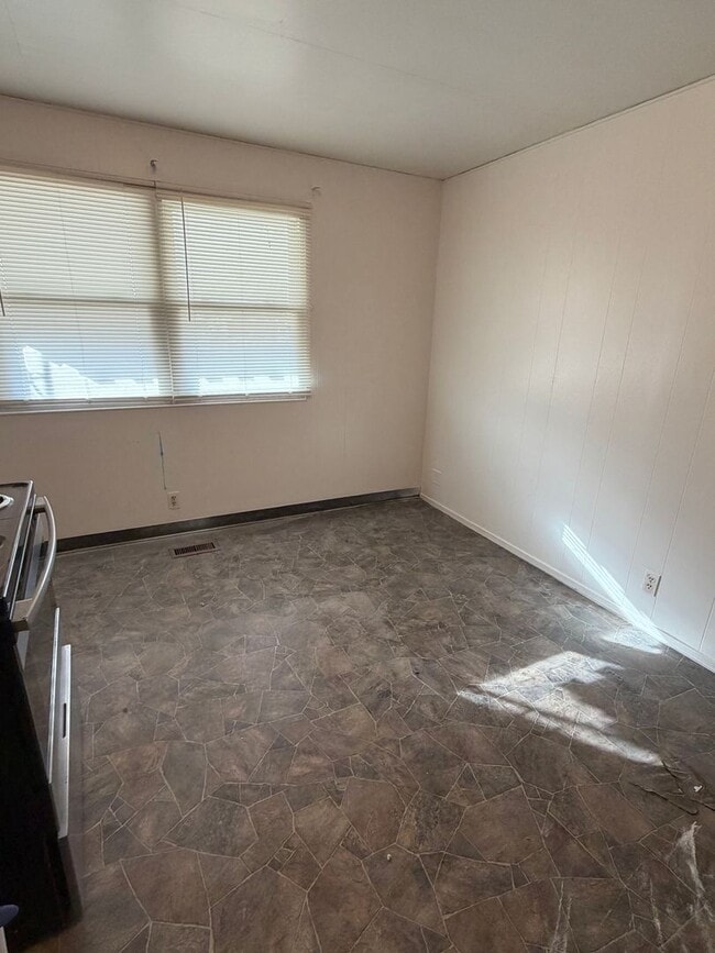 Building Photo - Cozy Three Bedroom/One Bath Home w/Fenced Back Yard