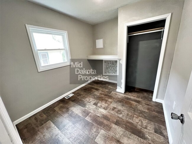 Building Photo - 404 S Minnesota- 4 Bedroom, 2 Bathroom House