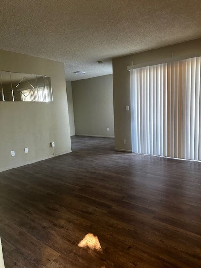 Building Photo - 2 bedroom & 1 bath condo in a parklike set...