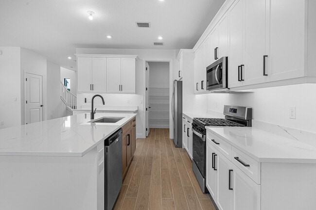 Building Photo - 920 SW Newfield Ave