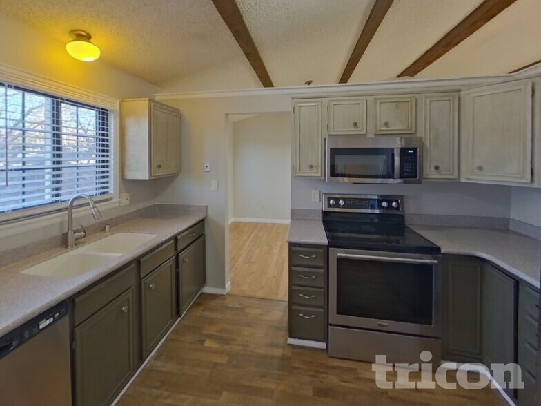 Building Photo - 5528 Old Farm Cir E