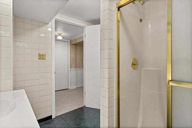 Building Photo - 5631 S Oak St