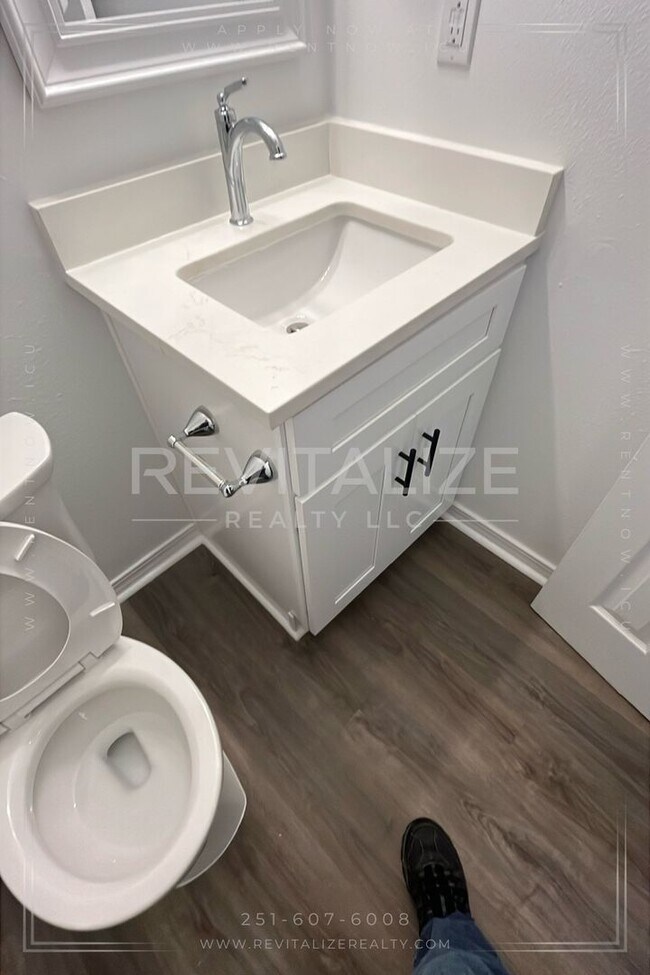 Building Photo - Newly Renovated 3 Bedroom/1 Bathroom Home ...