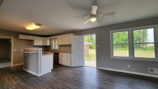 Building Photo - Spacious 3 Bedroom Home in District 6 – Re...