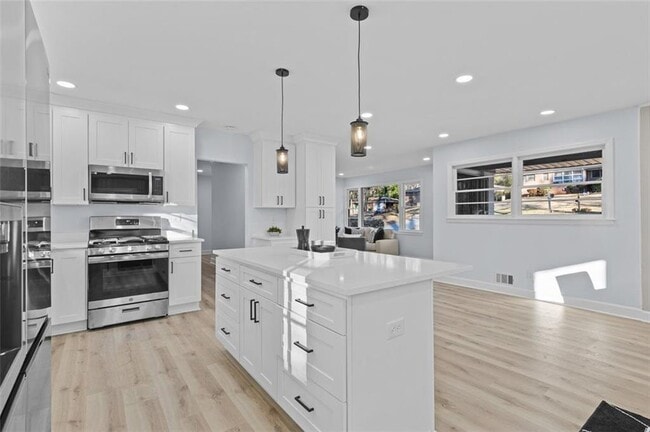 Building Photo - 2241 Glendale Dr