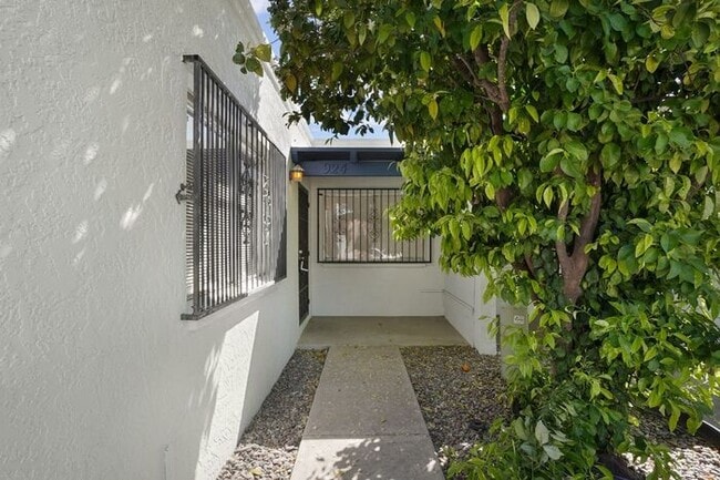 Building Photo - Pending/Rented – Pet-Friendly 2 Bedroom Ho...