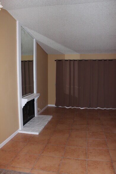 Living Room - 5217 Jefferson Sq