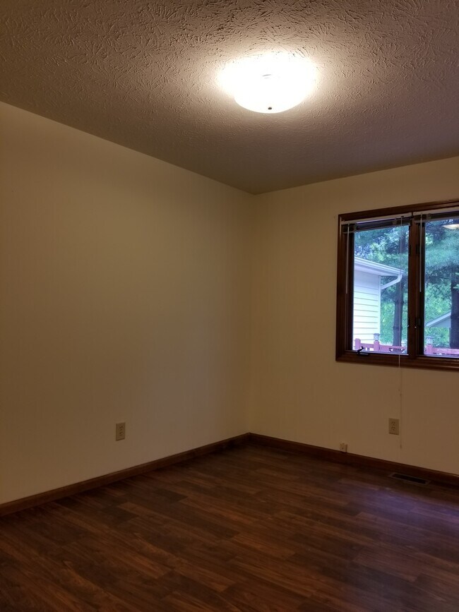 Building Photo - * August 2026* GREAT 3 Bed House!!