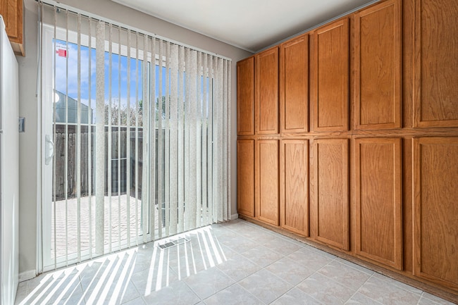 Building Photo - Charming Townhouse with Gas Fireplace & Basement Retreat in Columbine Lakes Community!