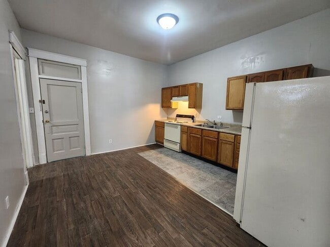 Building Photo - Spacious 2 Bedroom 1 Bath